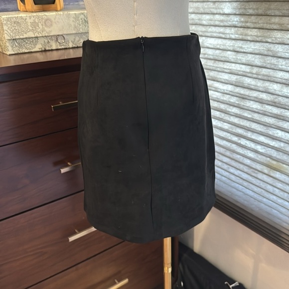 Woman's Faux Suede Black Fringe Stretch Mini Skirt. Size Small - Picture 4 of 5